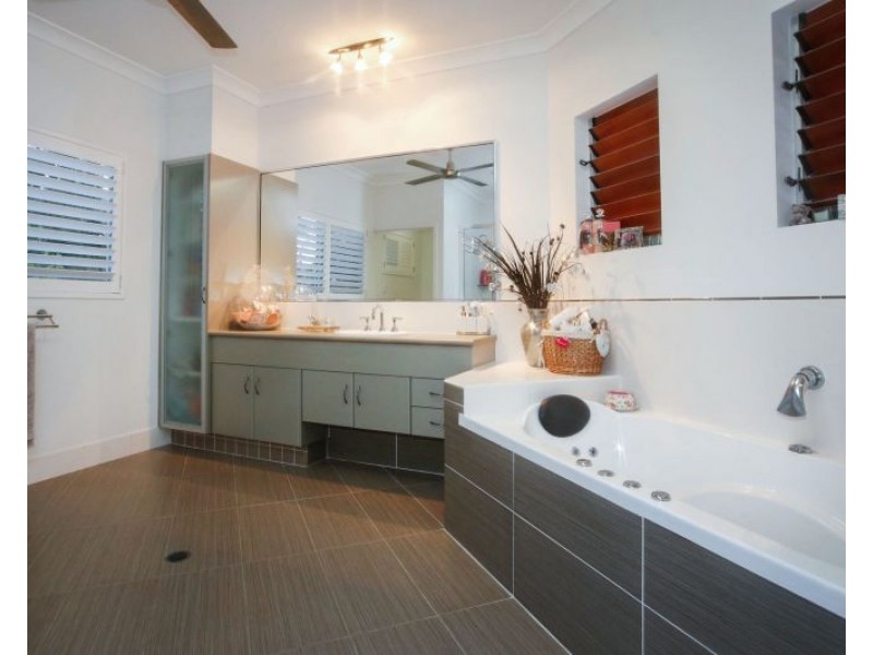 2 Marita Court, Bushland Beach QLD 4818