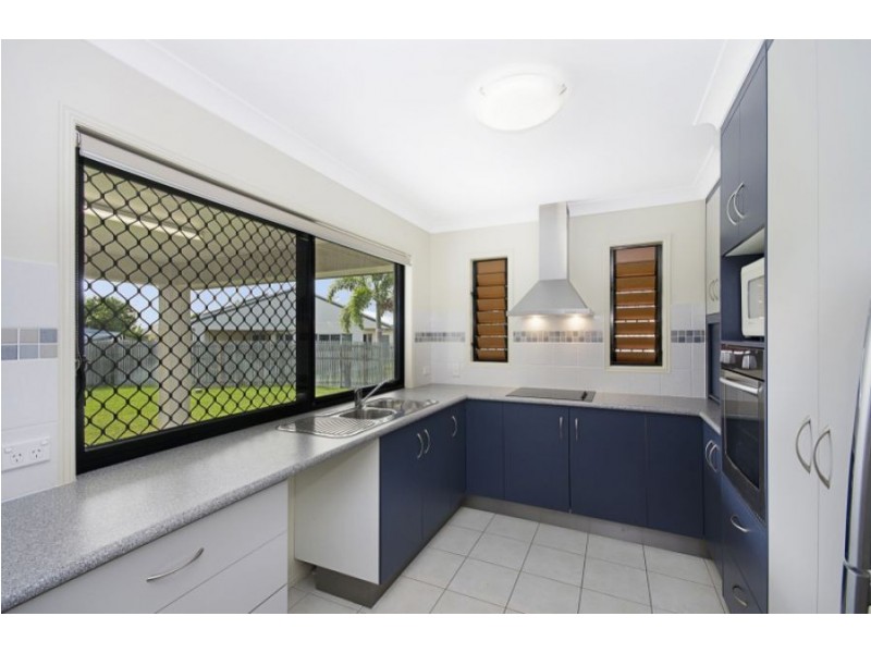 27 Seabrook Circuit, Bushland Beach QLD 4818