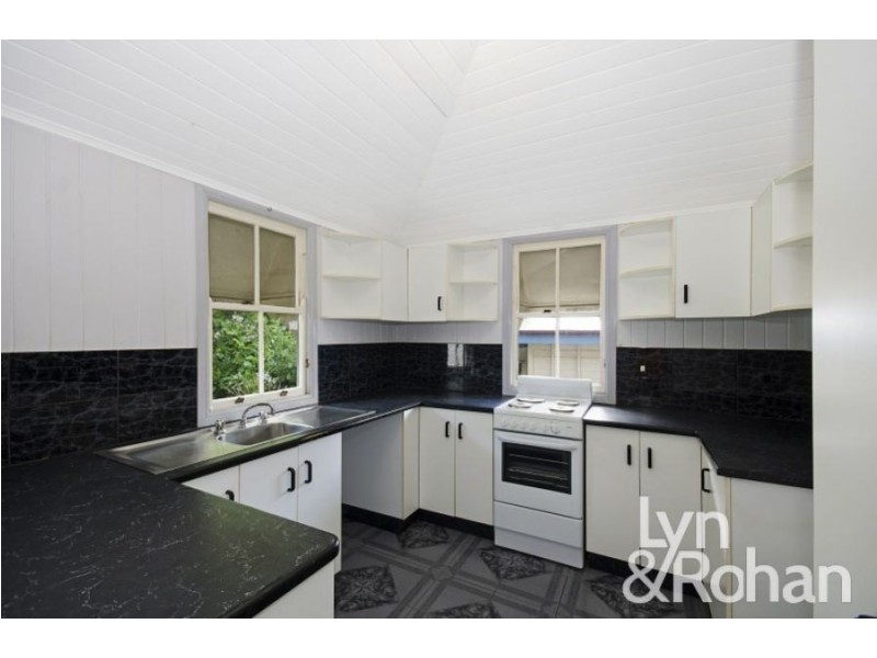 11 Harold Street, West End QLD 4810