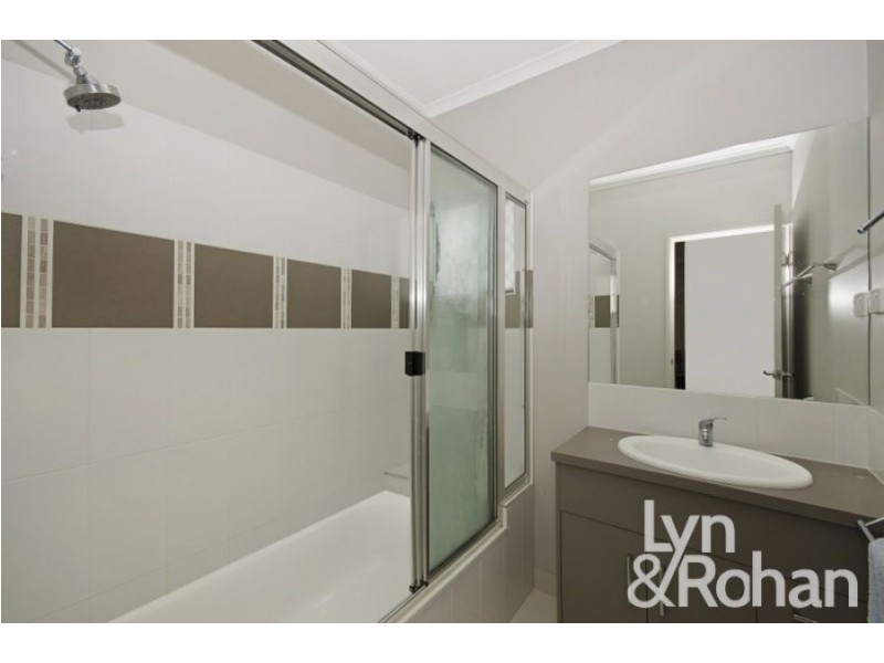 11 Malibu Parade, Mount Louisa QLD 4814