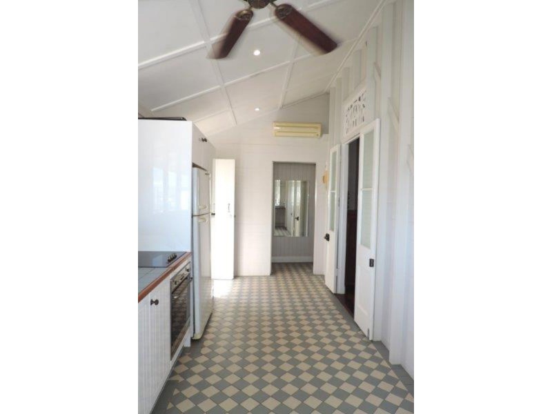 2/11 Melton Terrace, Townsville City QLD 4810