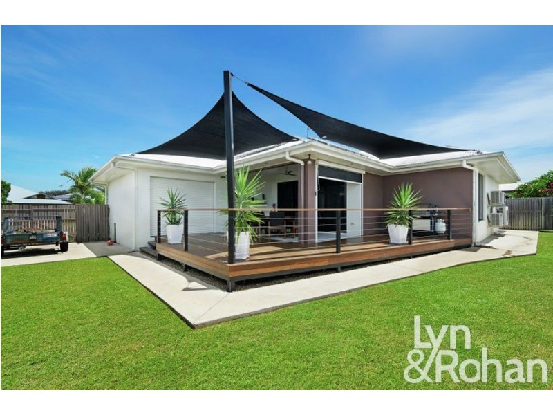 8 Rattray Street, Bushland Beach QLD 4818