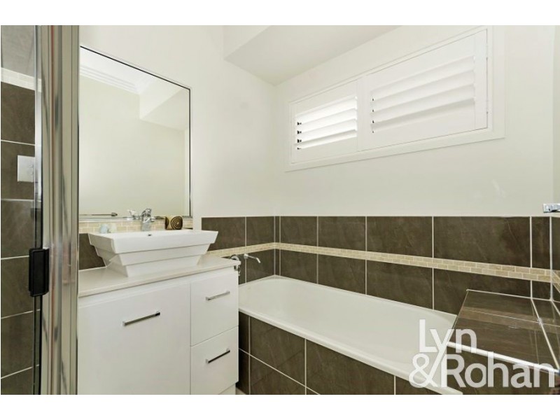 8 Rattray Street, Bushland Beach QLD 4818