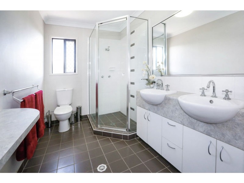 12 Beaconsfield Avenue, Kirwan QLD 4817