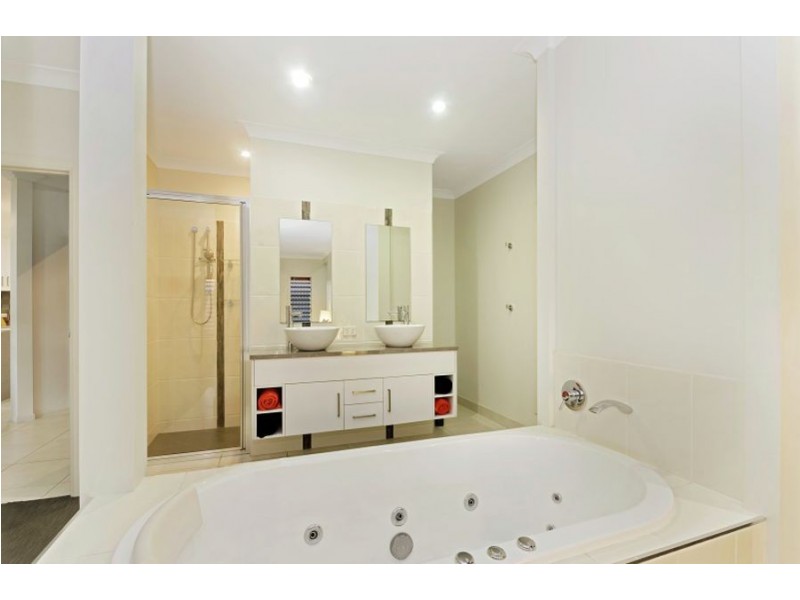 5 Gundabluey Crescent, Mount Low QLD 4818