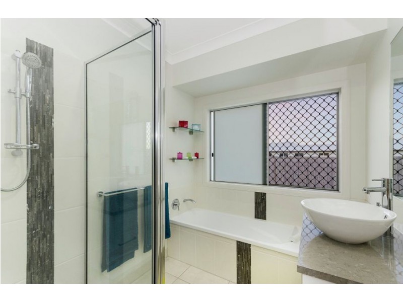 5 Gundabluey Crescent, Mount Low QLD 4818
