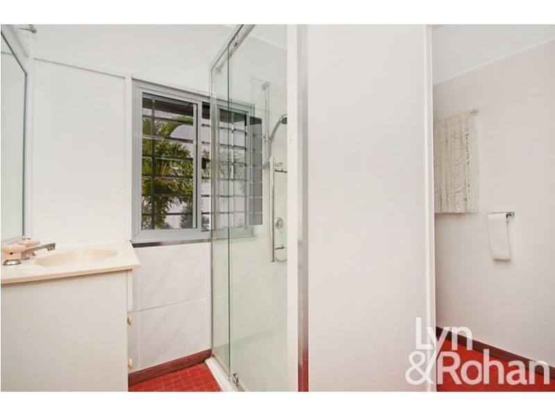 34 Townsville Street, West End QLD 4810