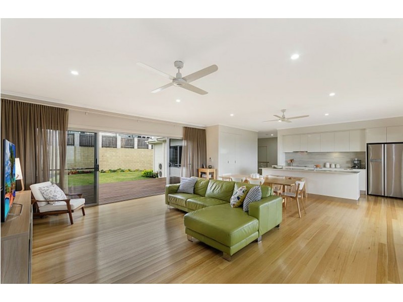 7 Cashell Crescent, Bushland Beach QLD 4818