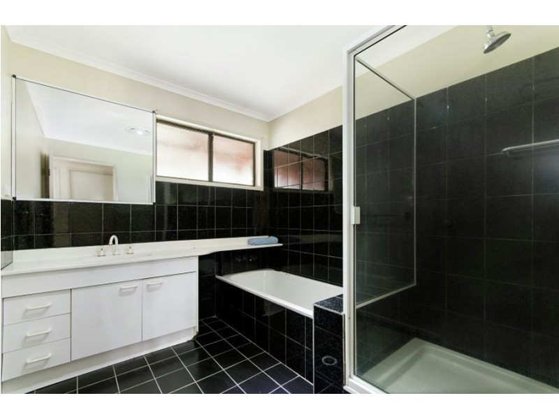 1 Gum Court, Bushland Beach QLD 4818