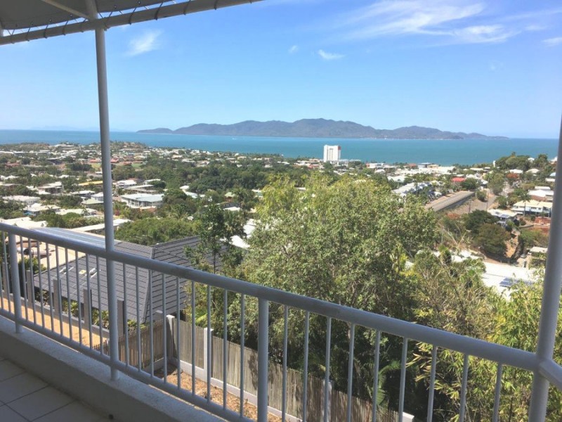 2/13 Hillside Crescent, Townsville City QLD 4810