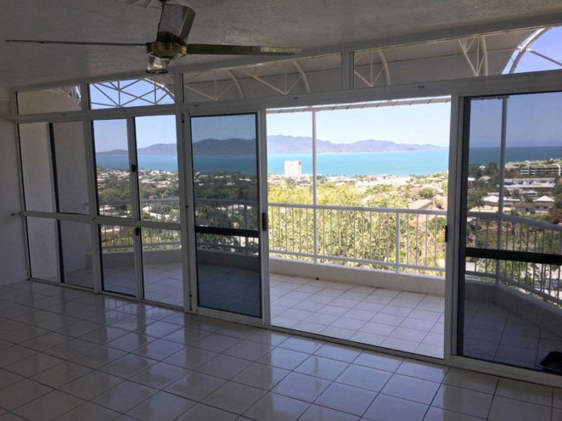2/13 Hillside Crescent, Townsville City QLD 4810