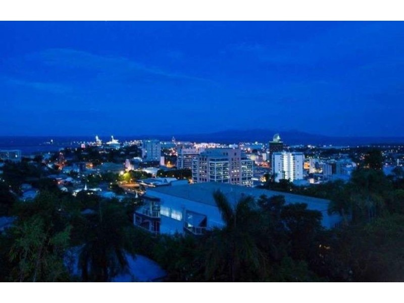 2/13 Hillside Crescent, Townsville City QLD 4810