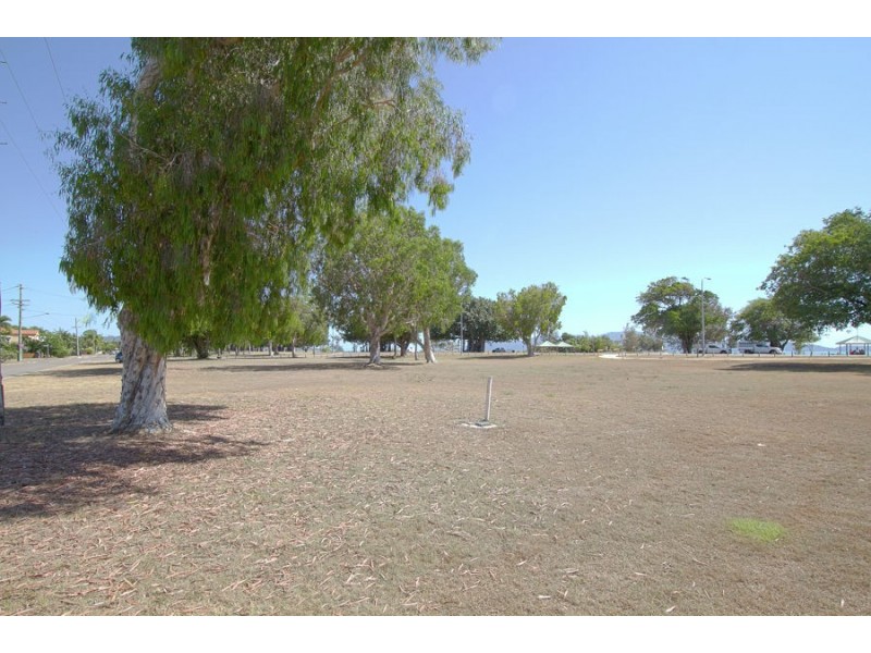 2 Palm Street, Rowes Bay QLD 4810