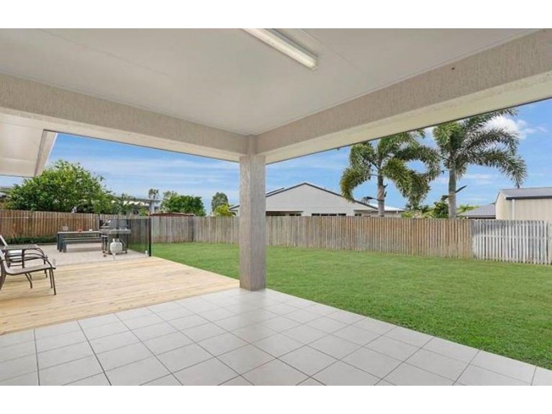 27 Seabrook Circuit, Bushland Beach QLD 4818