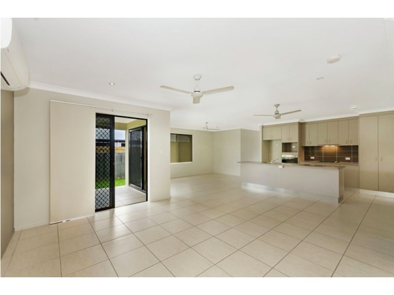 24 Hillock Crescent, Bushland Beach QLD 4818