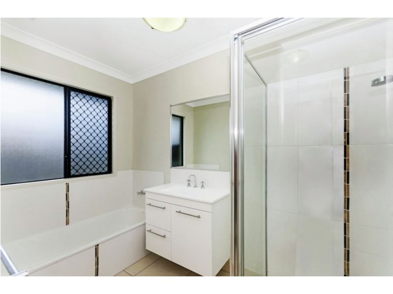 24 Hillock Crescent, Bushland Beach QLD 4818