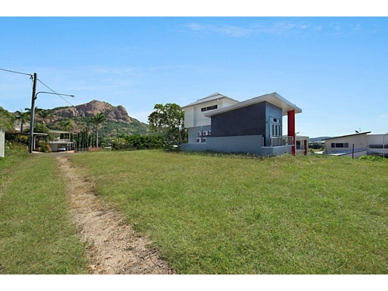 3 Panorama Court, North Ward QLD 4810