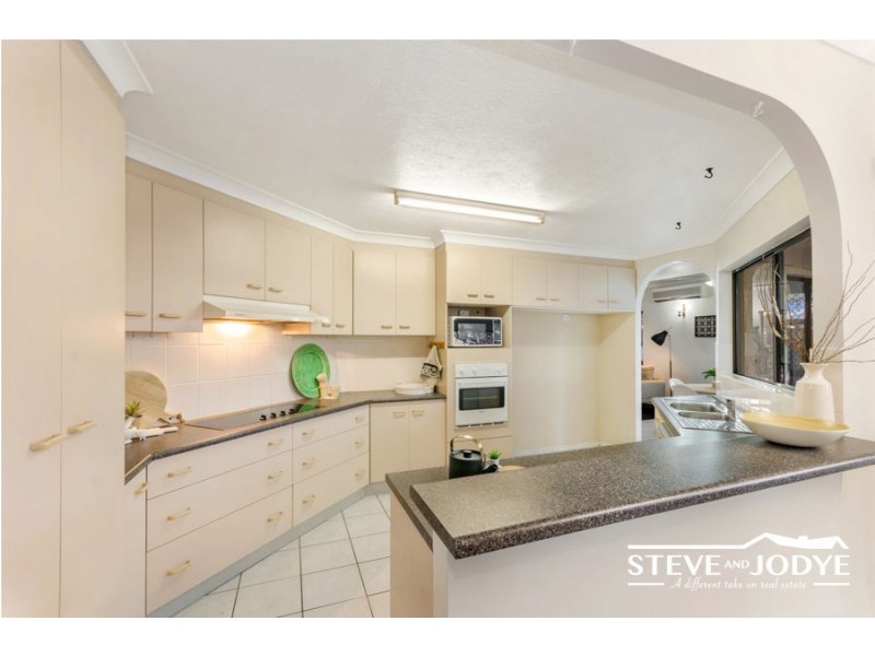 10 St Ives Street, Mount Louisa QLD 4814