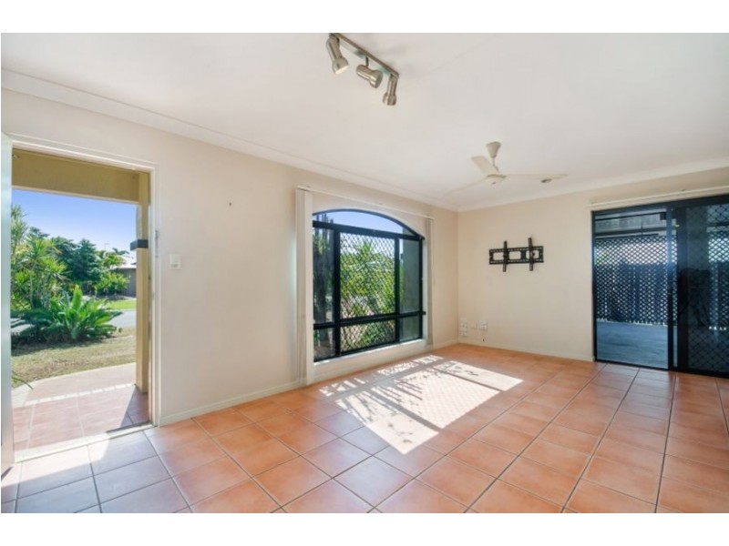 8 Pacific Avenue, Bushland Beach QLD 4818