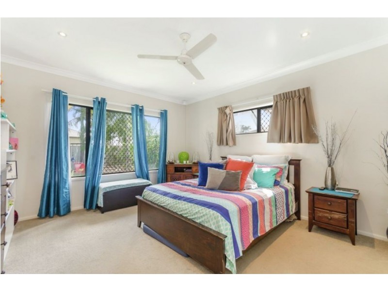 4 Bluff Street, Bushland Beach QLD 4818