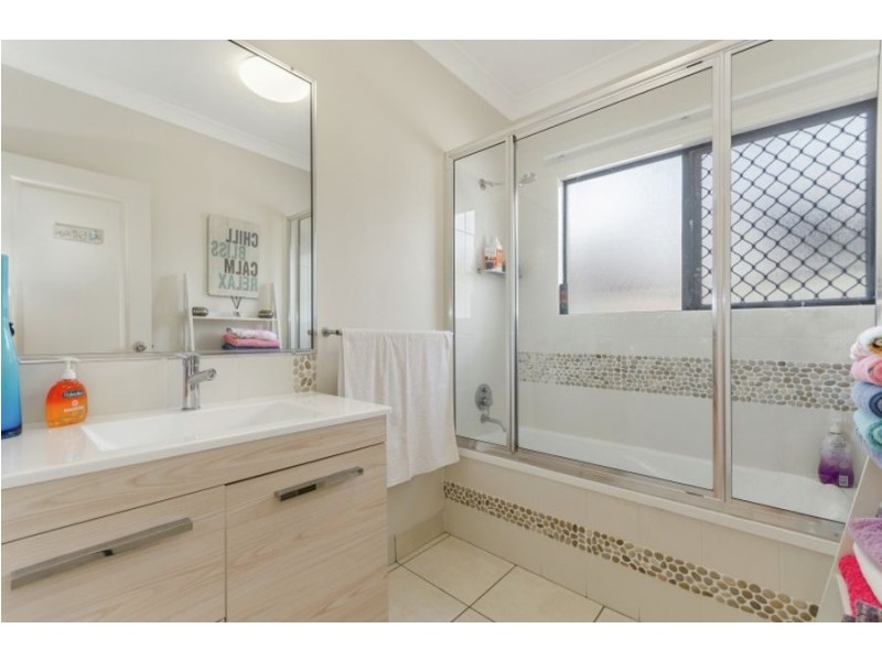 4 Bluff Street, Bushland Beach QLD 4818