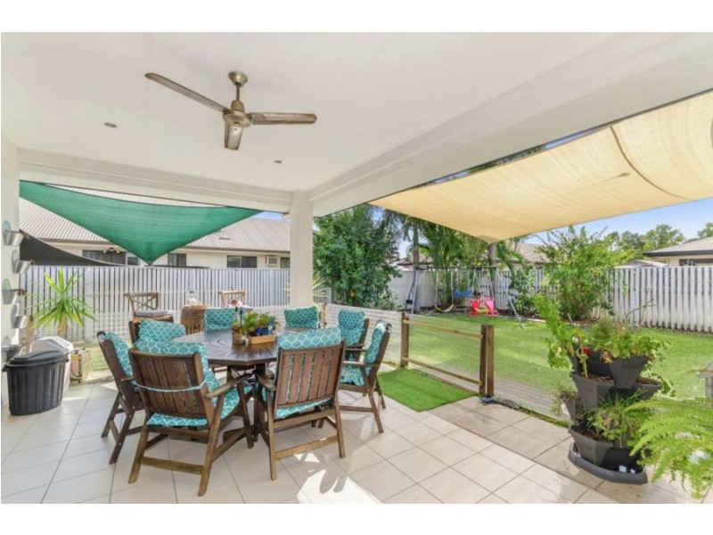 4 Bluff Street, Bushland Beach QLD 4818