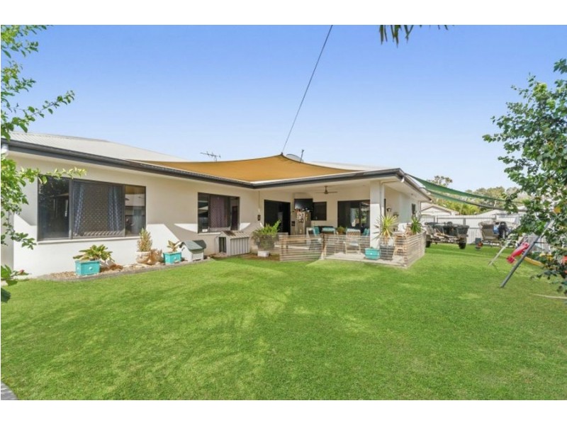 4 Bluff Street, Bushland Beach QLD 4818