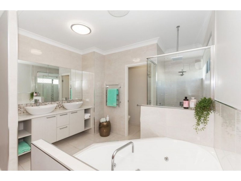 17 Holbourne Street, Bushland Beach QLD 4818