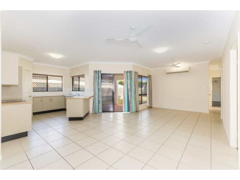 8 Daintree Drive, Bushland Beach QLD 4818