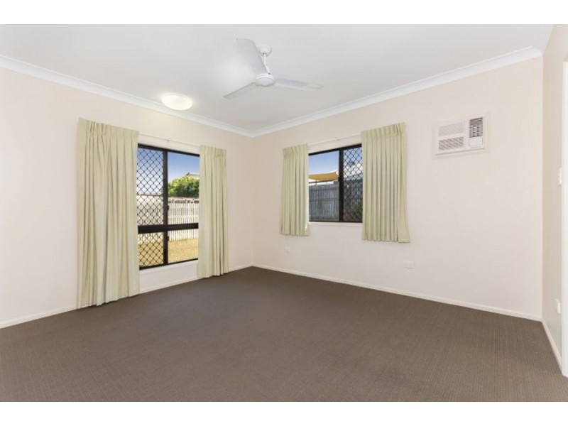 8 Daintree Drive, Bushland Beach QLD 4818