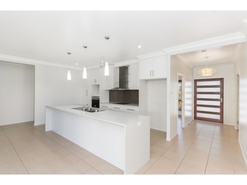 33 Hillock Crescent, Bushland Beach QLD 4818