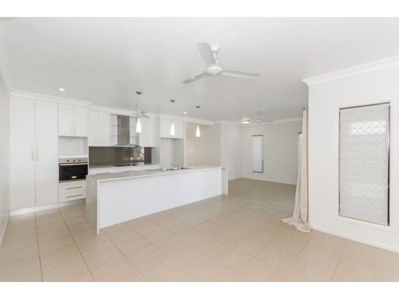 33 Hillock Crescent, Bushland Beach QLD 4818