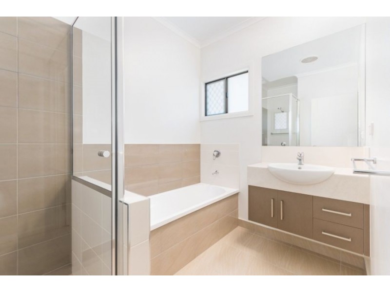 33 Hillock Crescent, Bushland Beach QLD 4818