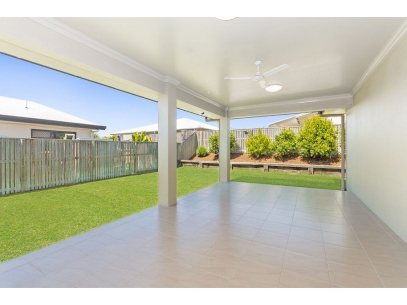 33 Hillock Crescent, Bushland Beach QLD 4818