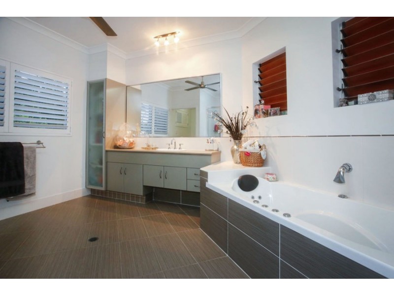 2 Marita Court, Bushland Beach QLD 4818