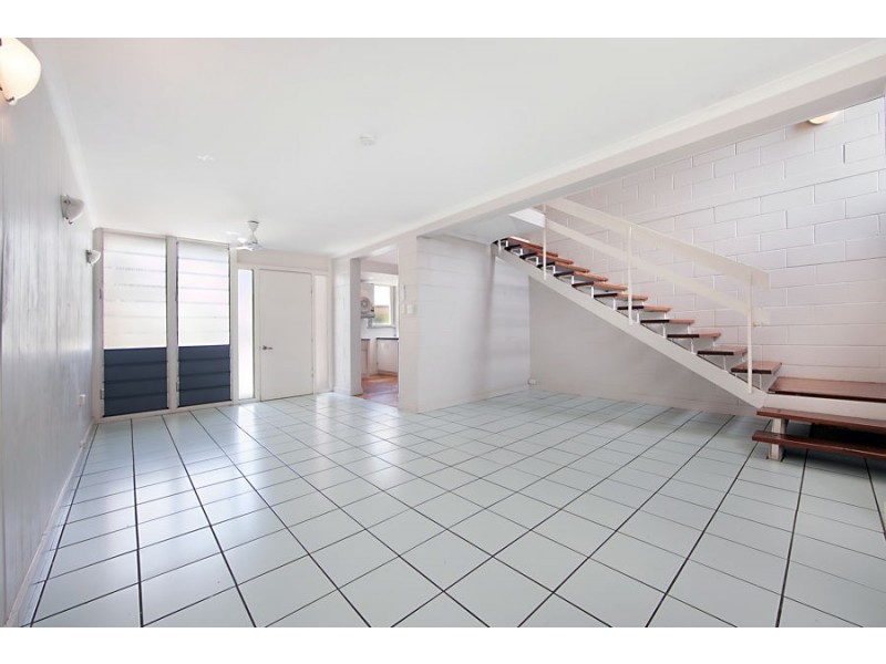 2/317 Stanley Street, North Ward QLD 4810