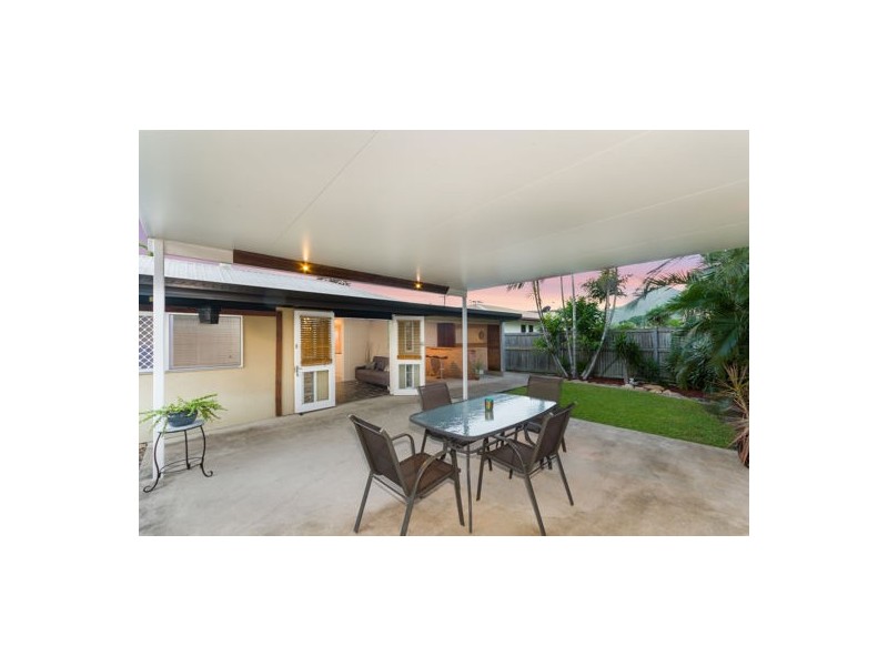 18 Violet Crescent, Rasmussen QLD 4815