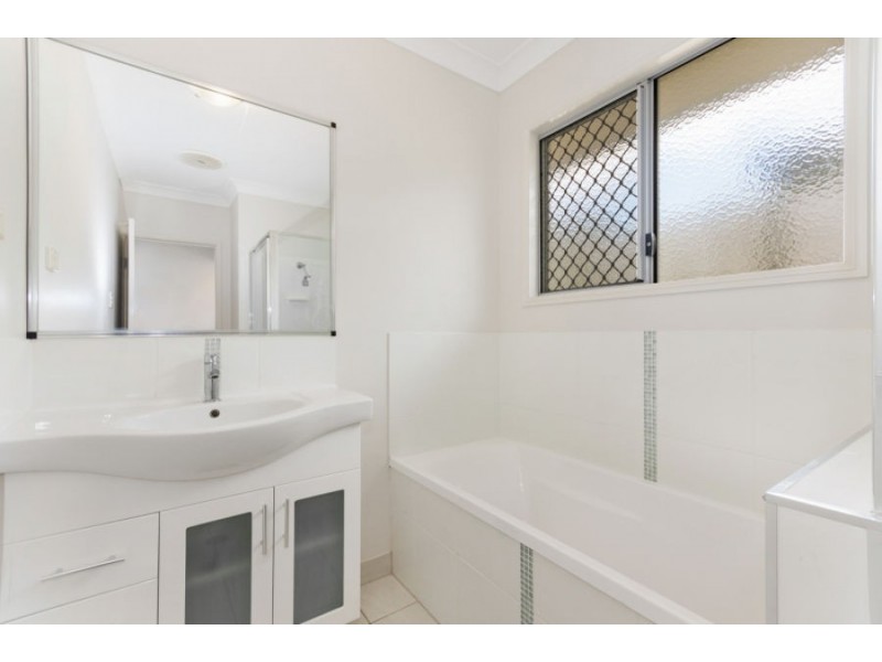 1 Yanooa Court, Bushland Beach QLD 4818