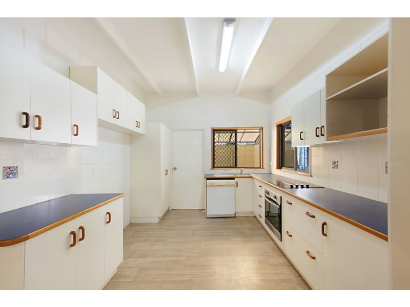 33 Henry Street, West End QLD 4810