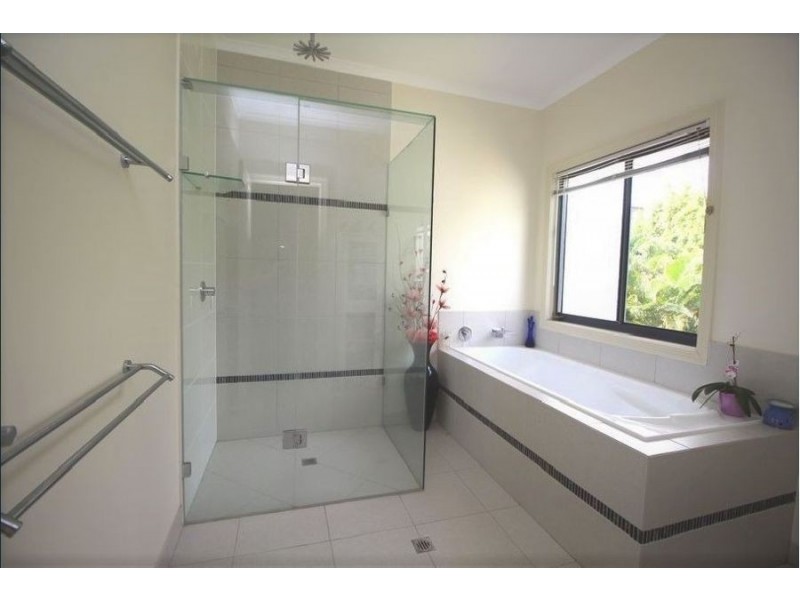 17 Cashell Crescent, Bushland Beach QLD 4818