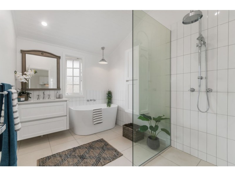 22 Leigh Street, West End QLD 4810