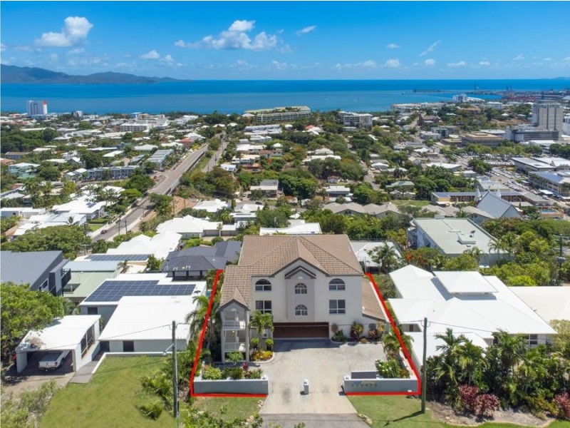 1/13 Hillside Crescent, Townsville City QLD 4810