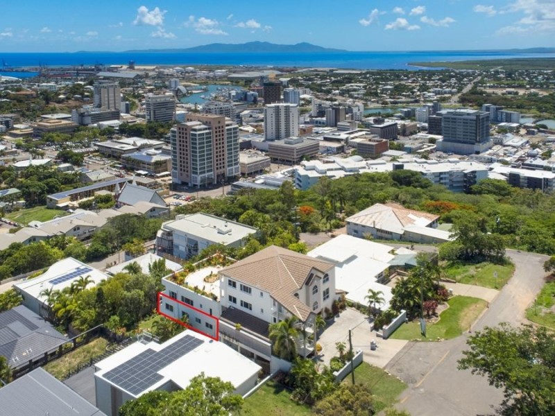 1/13 Hillside Crescent, Townsville City QLD 4810