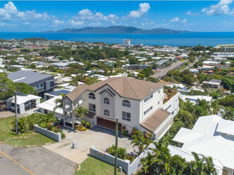 1/13 Hillside Crescent, Townsville City QLD 4810