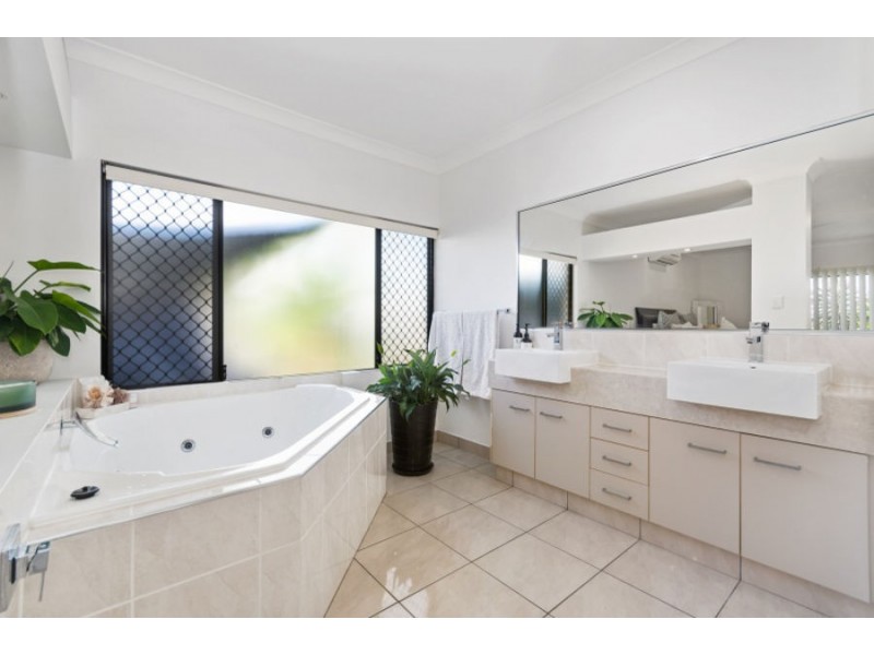 55 Hillock Crescent, Bushland Beach QLD 4818