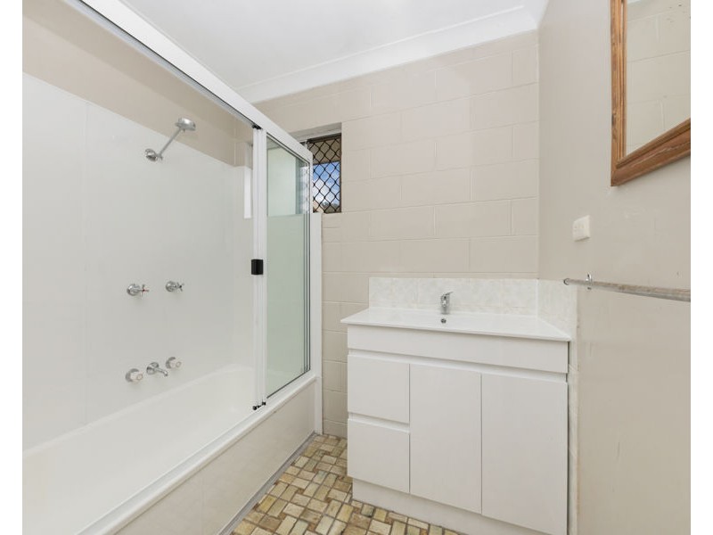 33 Banfield Drive, Mount Louisa QLD 4814