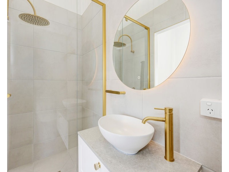 54 Henry Street, West End QLD 4810