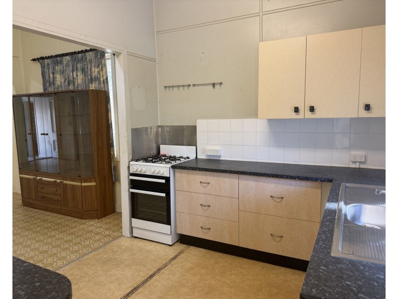 3 Lamington Road, West End QLD 4810