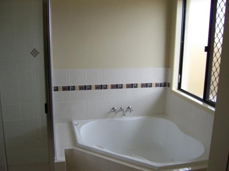 Bushland Beach QLD 4818