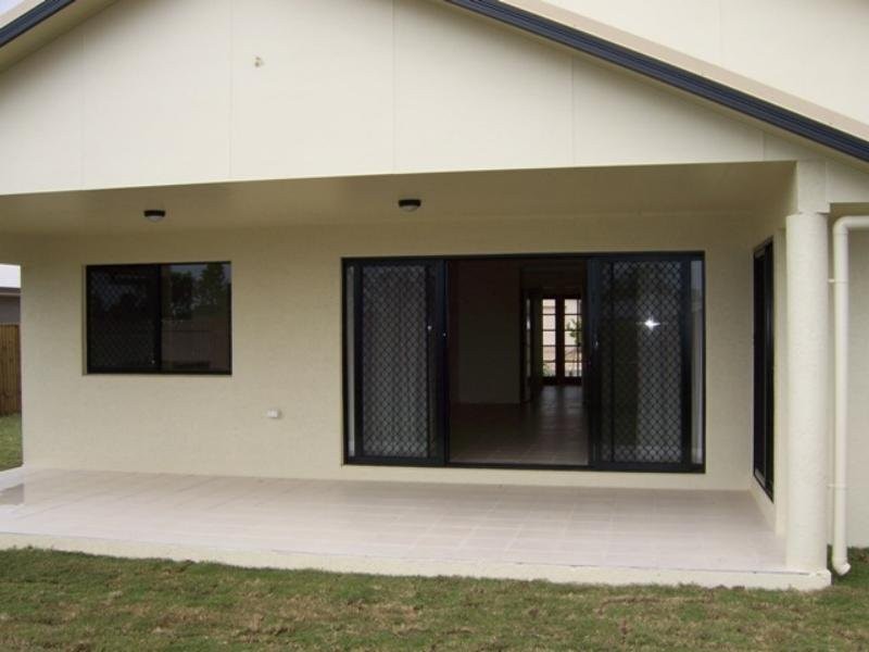 Bushland Beach QLD 4818